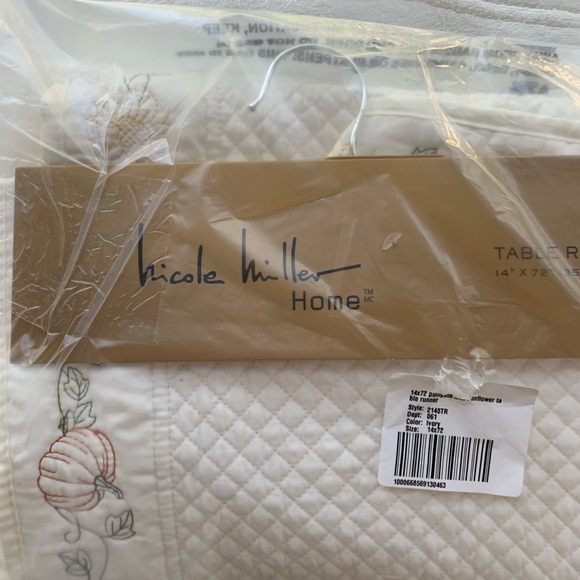 Nicole Miller Sunflower pumpkin white quilted table runner NWT Thanksgiving Fall - Picture 3 of 8